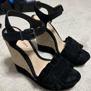 Black wedges